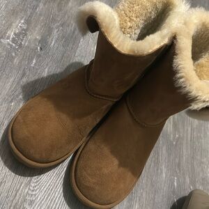 Uggs size 6 fits a size 8 women